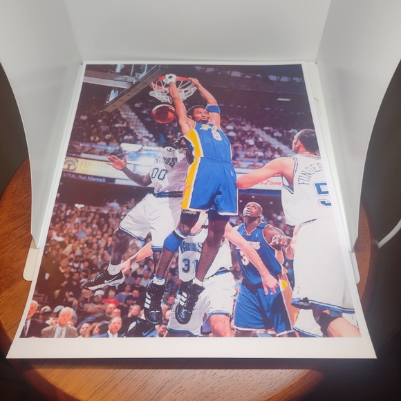 KOBE BRYANT LAKERS VS KINGS BACKWARDS DUNK💥8.5x11 ULTRA PREMIUM GLOSSY POSTER! - Picture 3 of 9